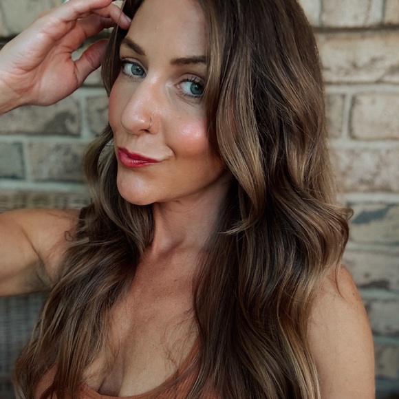 Meet your Posher, Hillary - Picture 1 of 6